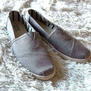 TOMS Slip-On Canvas Shoes in Light Gray - size 9